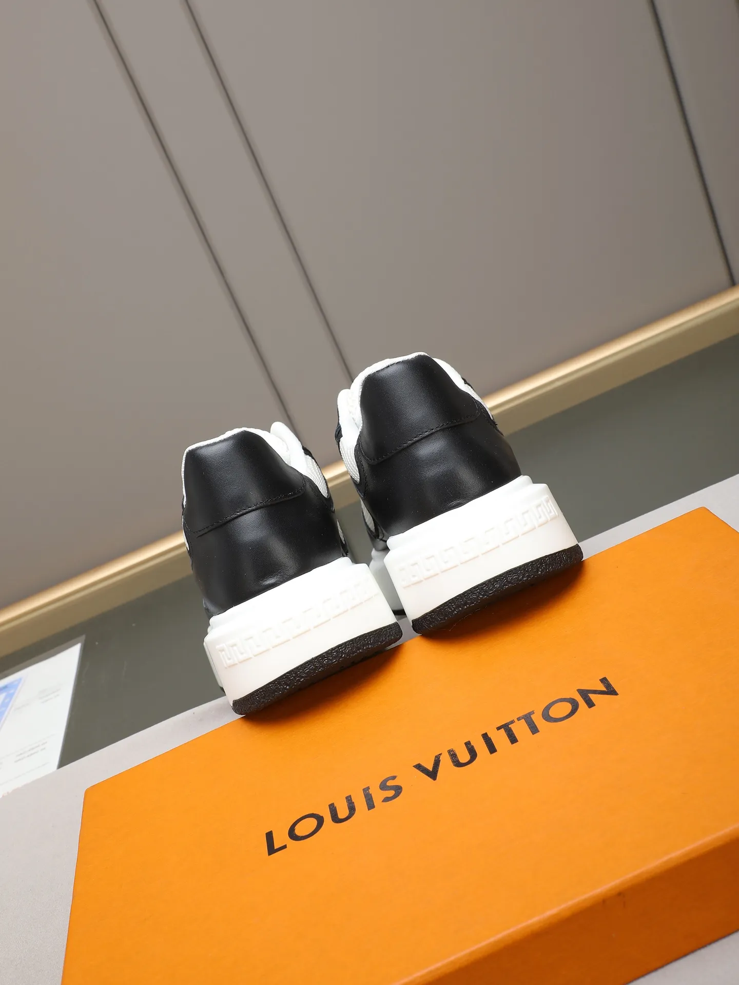 Men's shoes 💰460 New men's shoes LV fashion trend Made of first-layer calfskin➕breathable mesh lining! The foot feels super comfortable and the workmanship is impeccable. Foam ultra-light outsole, size: 38-44 (45 customized) 2 colors to choose from!